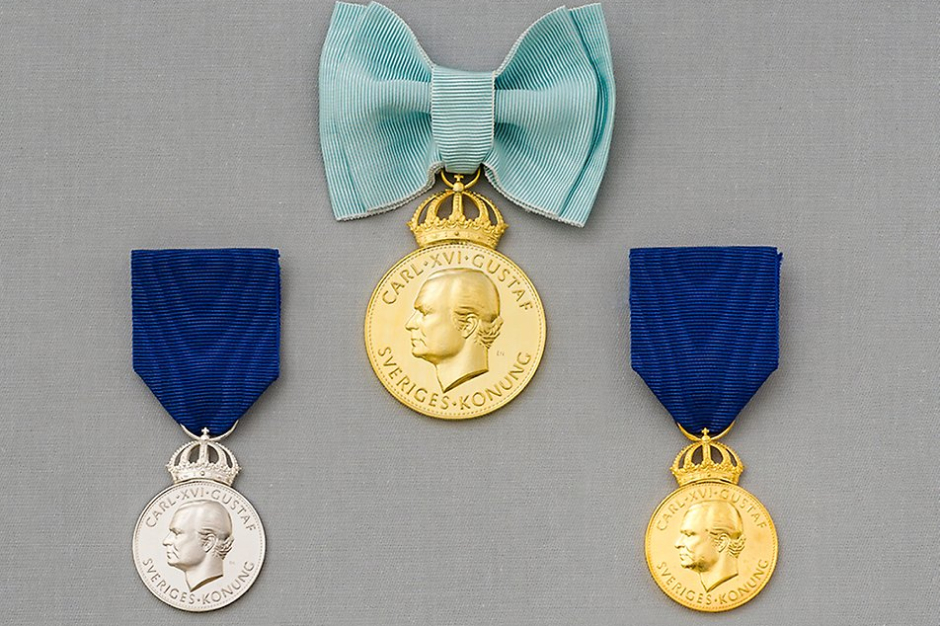 H.M. Konungens medalj i guld av 12:e storleken med Serafimerordens band, nedtill H.M. Konungens medalj i silver av 8:e storleken (till vänster) och H.M. Konungens medalj i guld av 8:e storleken (till höger). Foto: Alexis Daflos/Kungl. Hovstaterna