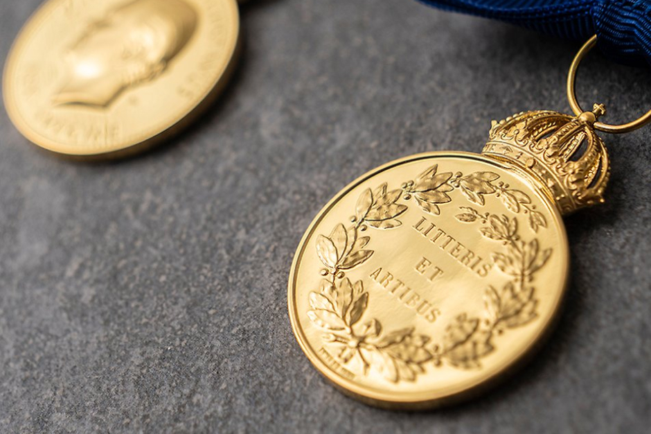 Medaljen Litteris et Artibus, till vänster åtsida och till höger frånsida. Foto: Jonas Borg/Kungl. Hovstaterna