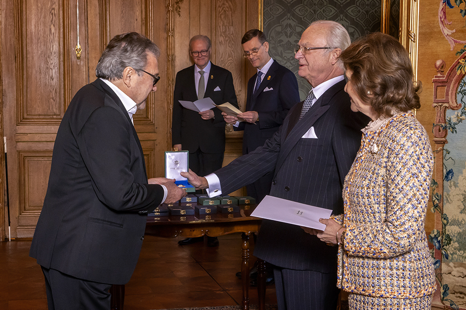 Sångaren och skådespelaren Tommy Körberg förlänades medaljen Litteris et Artibus den 6 juni 2022, men fick möjlighet att ta emot den först vid dagens ceremoni. Foto: Jonas Borg