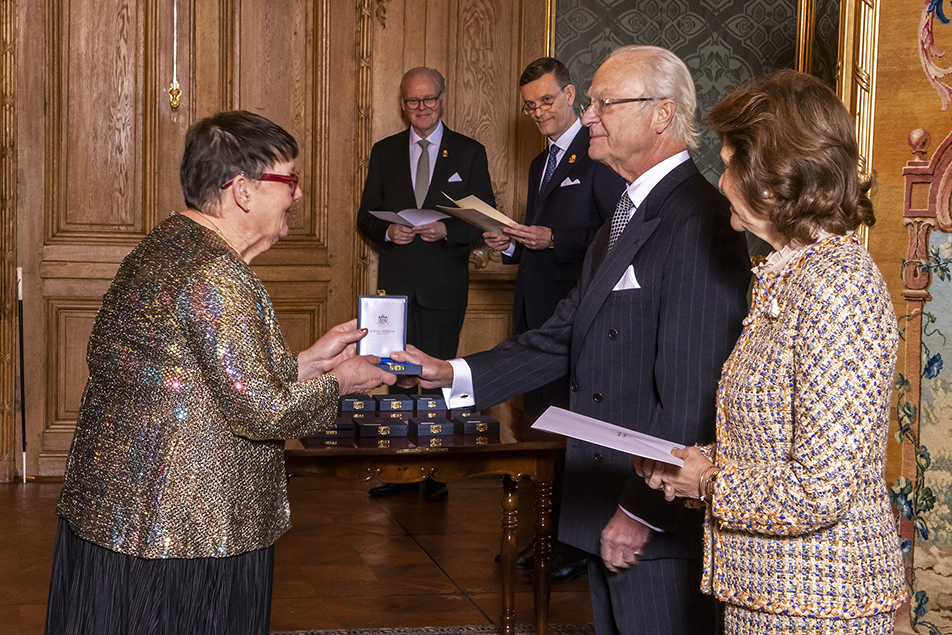 Informations- och IT-säkerhetsexperten Anne-Marie Eklund Löwinder tar emot medaljen ur Kungens hand. Foto: Jonas Borg