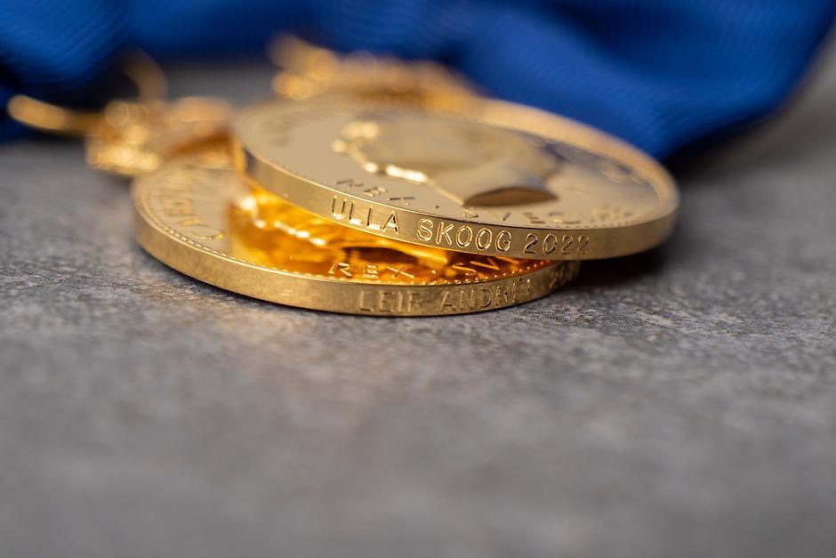 Medaljen Litteris et Artibus, detalj som visar namn och årtal för medaljmottagare på medaljens rand. Foto: Jonas Borg/Kungl. Hovstaterna