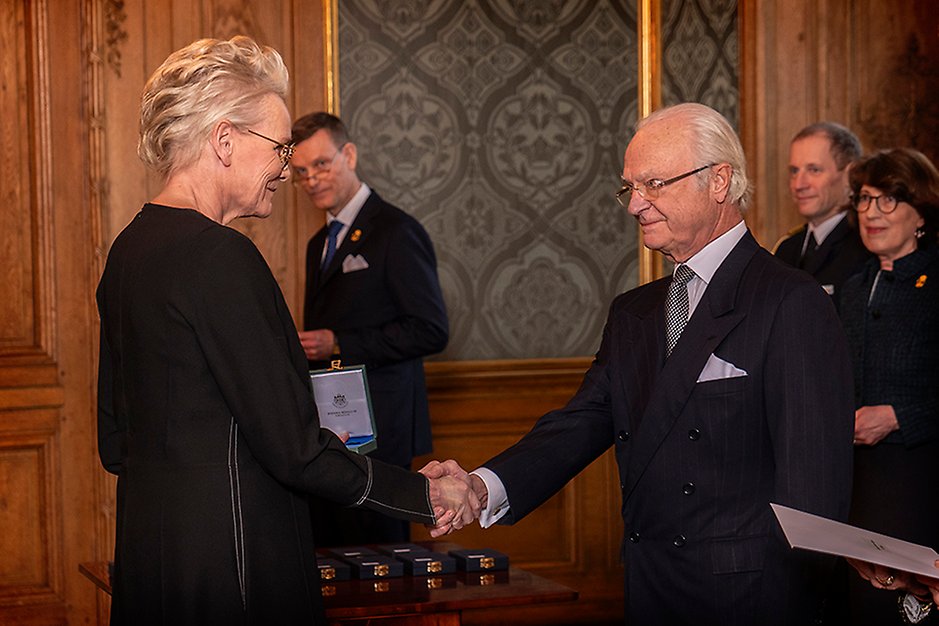 Eva Dahlgren fick ta emot Medaljen Litteris et Artibus för framstående konstnärliga insatser inom svenskt musikliv. Foto: Jonas Borg/Kungl. Hovstaterna