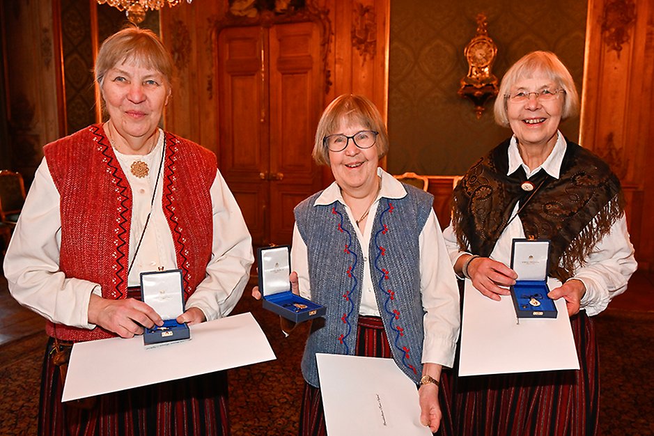 Systrarna Märta, Karin och Linnea Nylund fick ta emot medalj för sina insatser att främja minoritetsspråket meänkieli. Foto: Jonas Ekströmer/TT