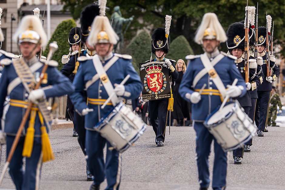 Kung Haralds serafimersköld förs i procession från Kungl. Slottet till Riddarholmskyrkan. Foto: Jonas Borg/Kungl. Maj:ts Orden
