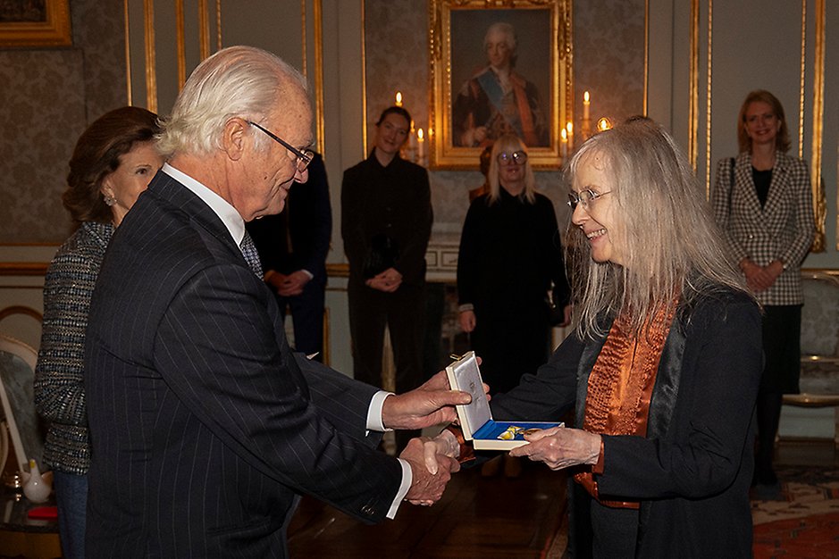 Kungen överlämnar medaljen till konstnären Ulla Wiggen. Foto: Jonas Borg
