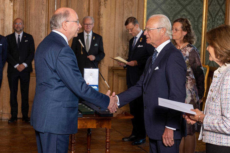 Ambassadör Dag Hartelius tar emot sin medalj för framstående insatser inom svensk utrikesförvaltning. Foto: Jonas Borg