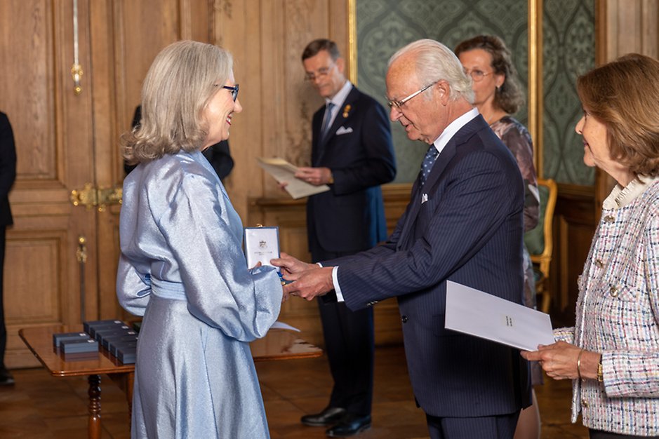Konstakademiens ständiga sekreterare, Elisabeth Alsheimer Evenstedt fick ta emot H.M. Konungens medalj 8:e storleken i Serafimerordens band. Foto: Jonas Borg