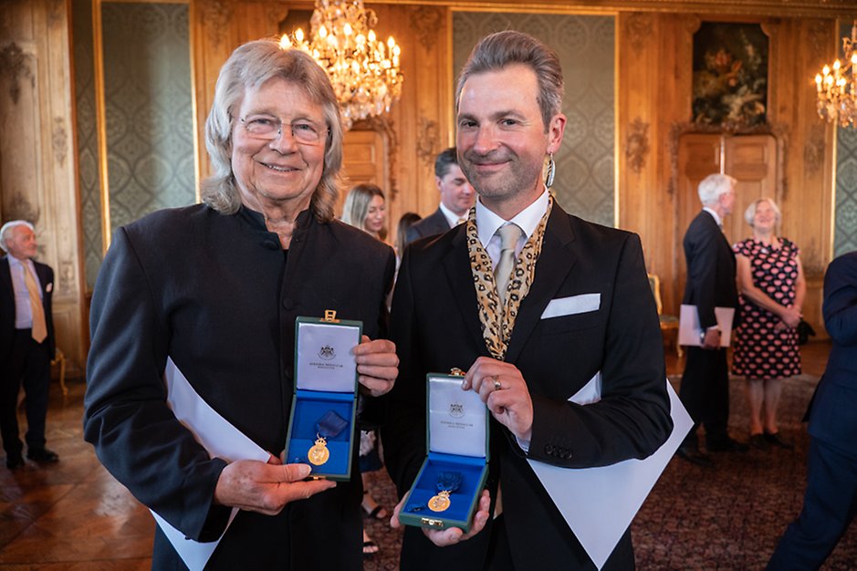 Gitarristen Janne Schaffer och sångaren Ola Salo med sina medaljer efter ceremonin på Kungl. Slottet. Foto: Jonas Borg